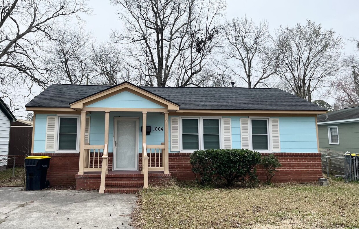 Foto principal - 3 Bedroom, 1 Bath Home in Savannah!