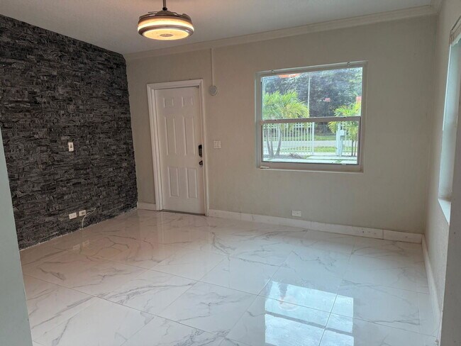 Foto del edificio - 1295 NW 122nd St