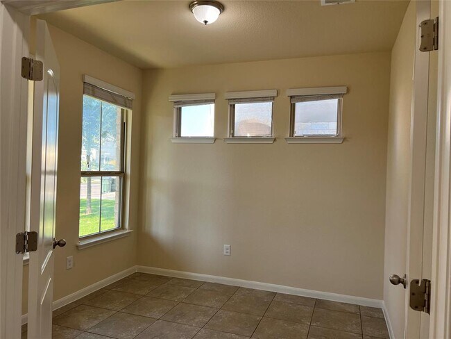 Foto del edificio - 5817 Scenic Lake Dr