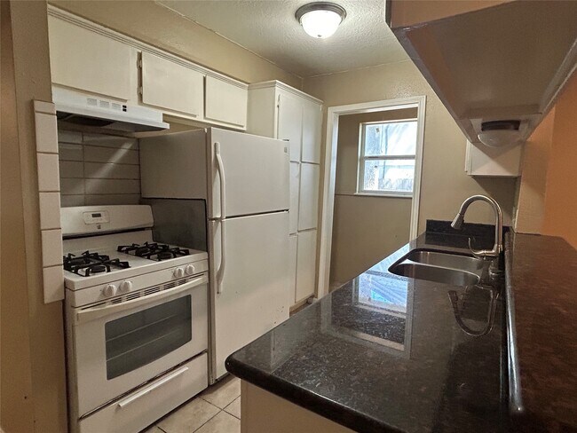 Foto del edificio - 937 Fresa Rd