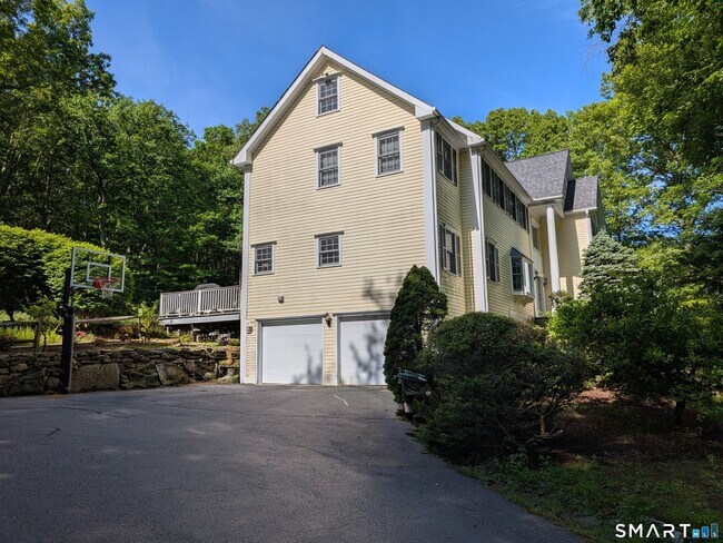 Foto del edificio - 12 Carriage Hill Rd