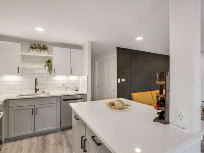 Building Photo - Iris