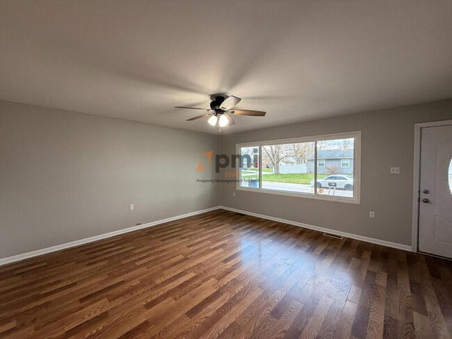 Building Photo - 325 Lahonda Dr