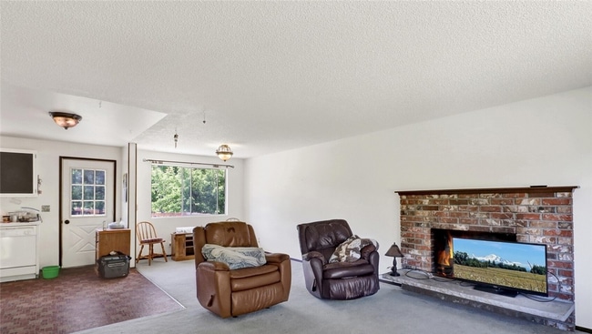 Building Photo - Spacious 4 Bedroom, 2 Bathroom Home