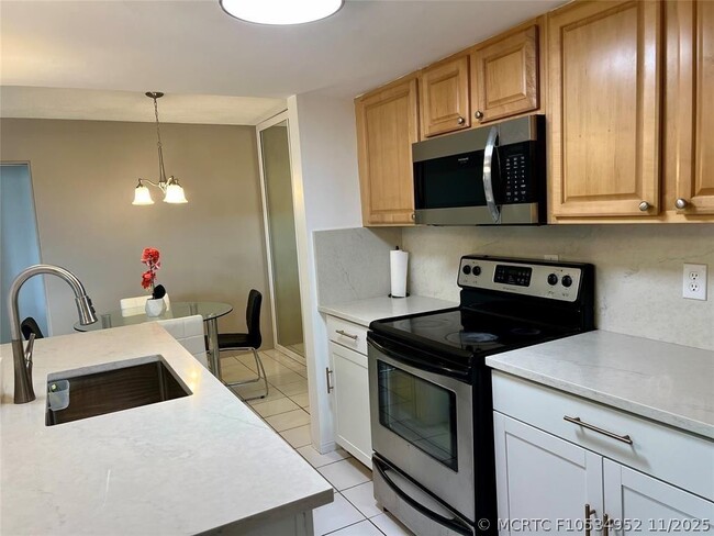 Building Photo - 2840 NE 33rd Ct