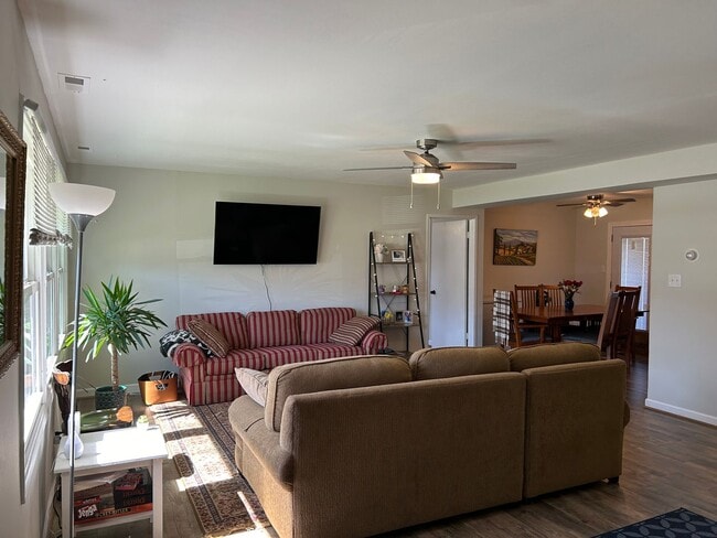 Building Photo - Regency Area - 2023 Renovated Home on larg...