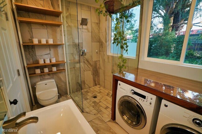 Foto del edificio - 3 br, 1 bath House - 8409 Iris St 1