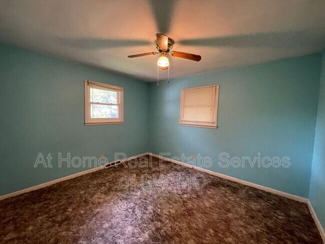 Building Photo - 2702 E Linwood St