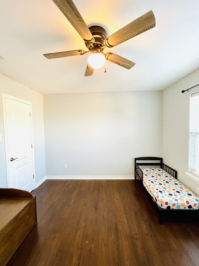 Building Photo - 413 Pinehurst