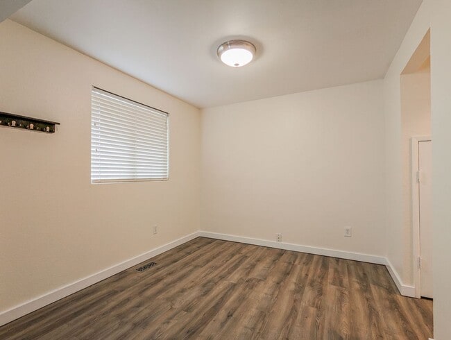 Building Photo - Move in ready 3bd/1bth Rambler W/ 1 car Ga...
