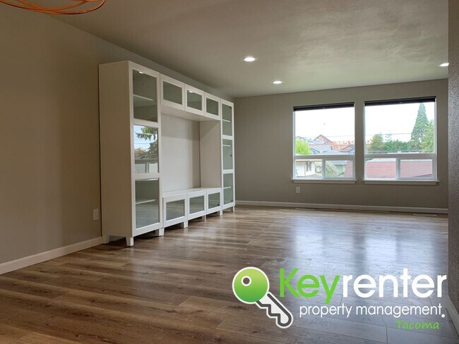 Building Photo - Newly Remodeled Centrally Located House!