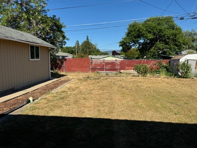 Building Photo - SINGLE LEVEL HOME WITH SPACIOUS FENCED IN YARD