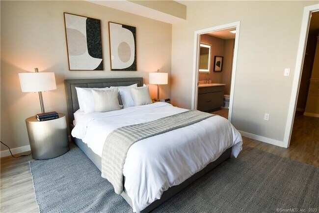 Foto del edificio - 2 Hbr Pt Rd S