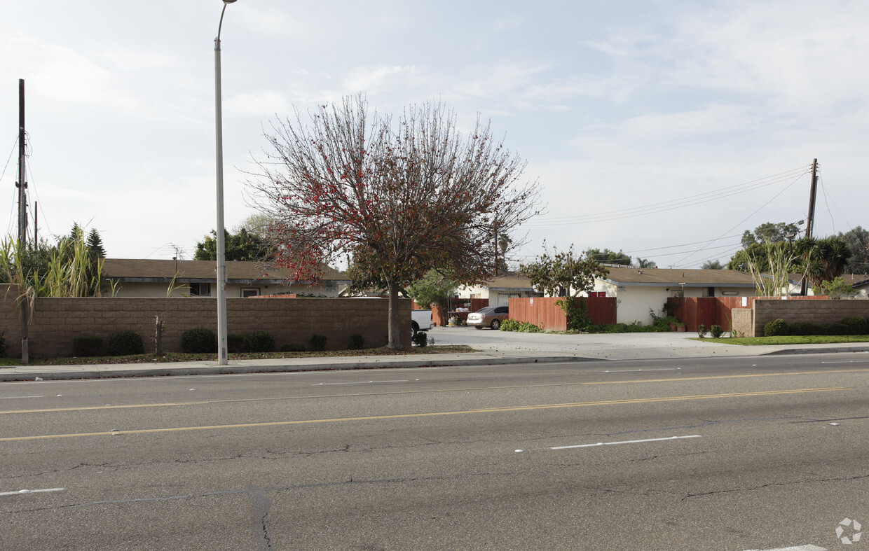 Primary Photo - 573-575 Victoria St