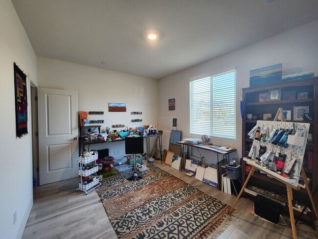 Building Photo - Beautiful 4/2/5 located in Lincoln w/ Sola...