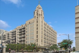 Building Photo - 758 N Larrabee St