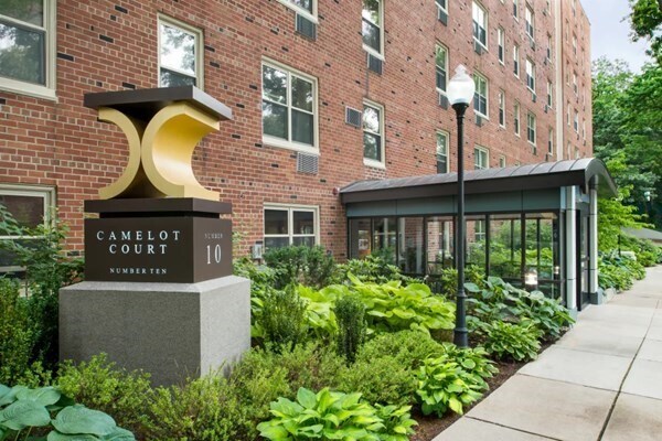 Building Photo - 10 Camelot Ct