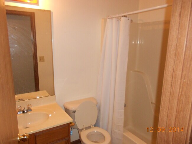 Foto del edificio - 2 bedroom 2 bath duplex with single car ga...