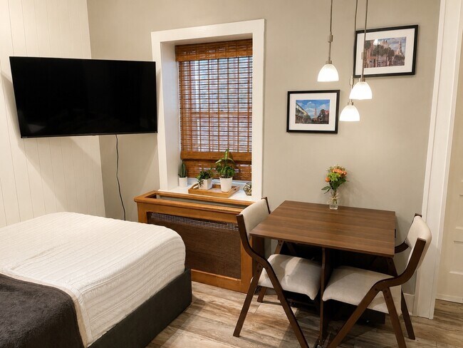 Comedor - 202 Ashley Ave
