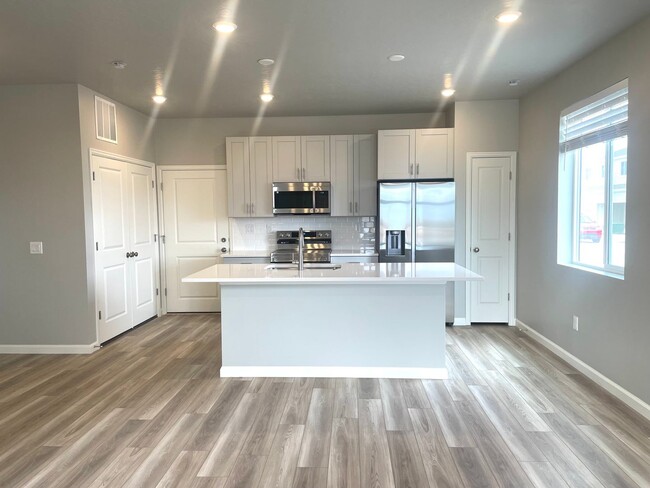 Foto del edificio - New 4 Bedroom Townhome