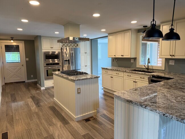 Foto del edificio - 40 W Quasset Rd