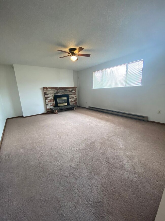 Foto del edificio - 11111 E 32nd Ave. - Duplex