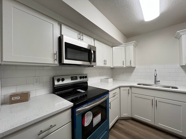 Building Photo - 2244 N Canyon Rd