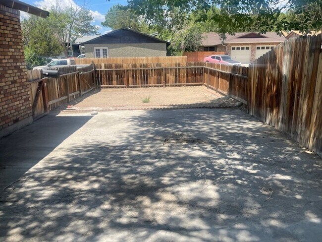 Building Photo - Clean 2 bedroom Duplex Near UNR