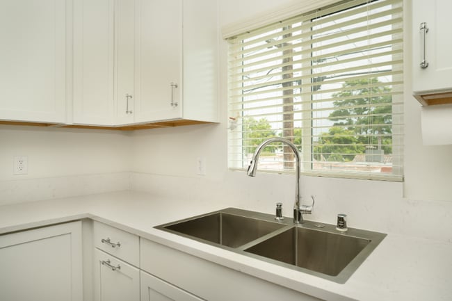 Building Photo - 252 S Doheny Dr