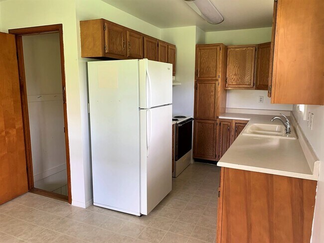 Building Photo - 3 Bedroom Close to Lewis Gale Hospital