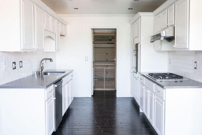 Foto del edificio - "Charming 3-Bed Home with Fireplace & Pool...