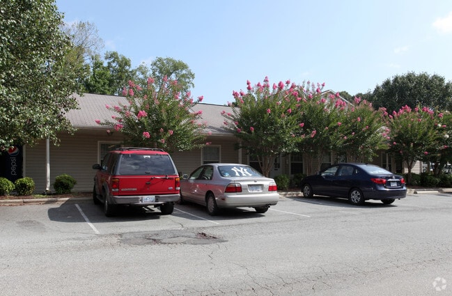 Oficina de administración en las instalaciones - The Pines Apartments of Graham