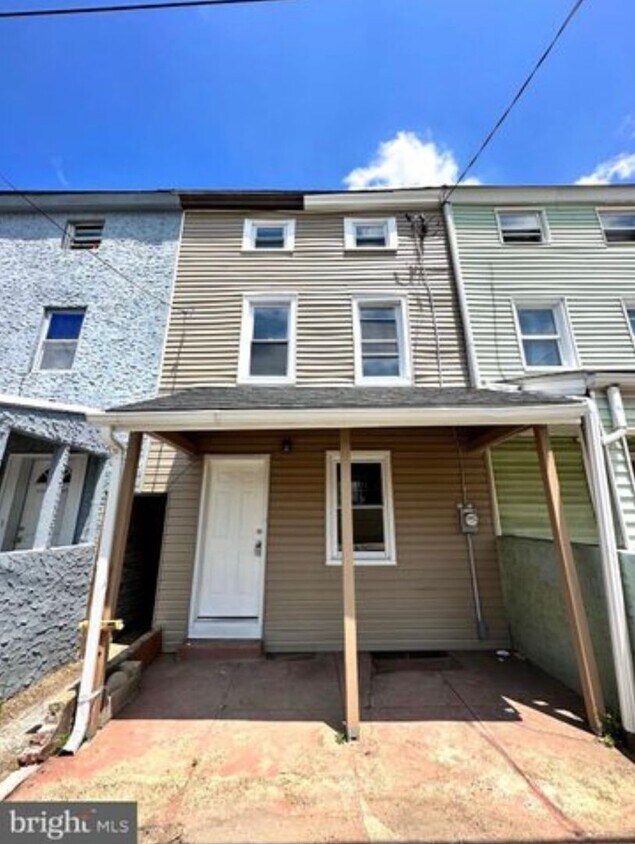 Foto principal - NEWLY RENOVATED 3 BED 3 BATH HOME