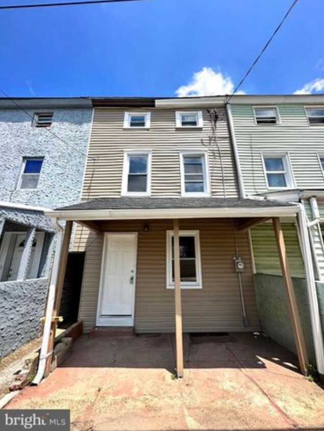 Primary Photo - NEWLY RENOVATED 3 BED 3 BATH HOME