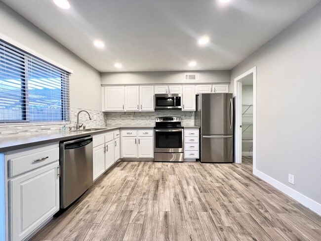 Building Photo - REMODELED 3BD/2.5BA TOWNHOUSE W/ 2-CAR GAR...