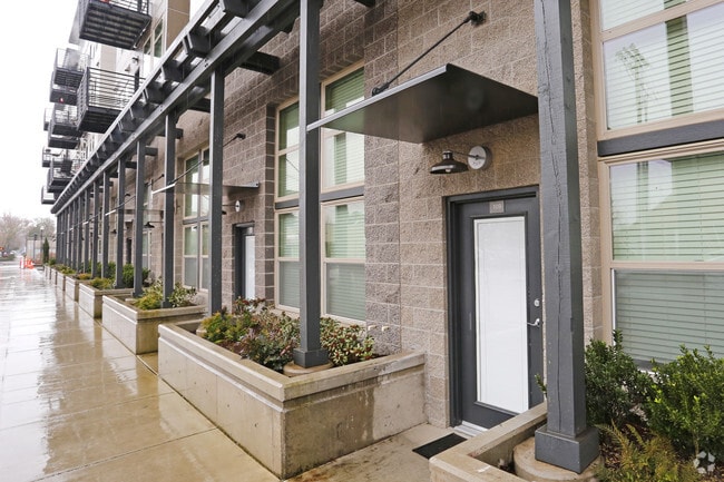 Building Photo - 4th Main