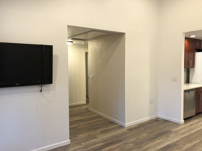 Building Photo - 4300 NE Sunset Blvd