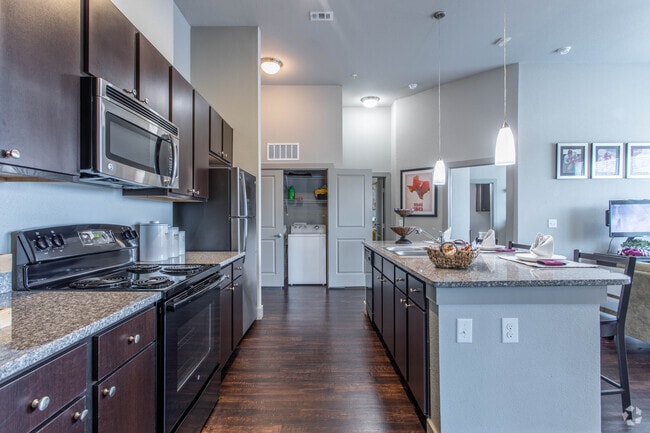 4 BR, 4 BA - 1378 SF - Domain Northgate Apartments