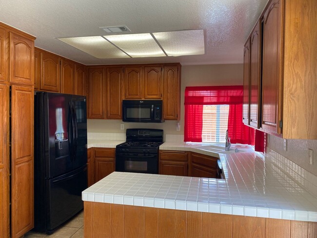 Building Photo - West Lancaster 3 bedroom available now!