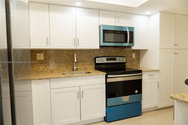 Building Photo - 100 Golden Isles Dr