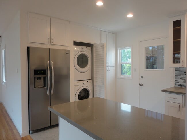 Foto del edificio - 3176 Rowena Ave