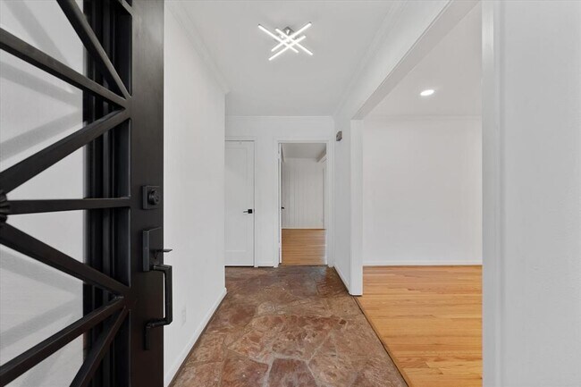 Foto del edificio - 7807 Ella Lee Ln