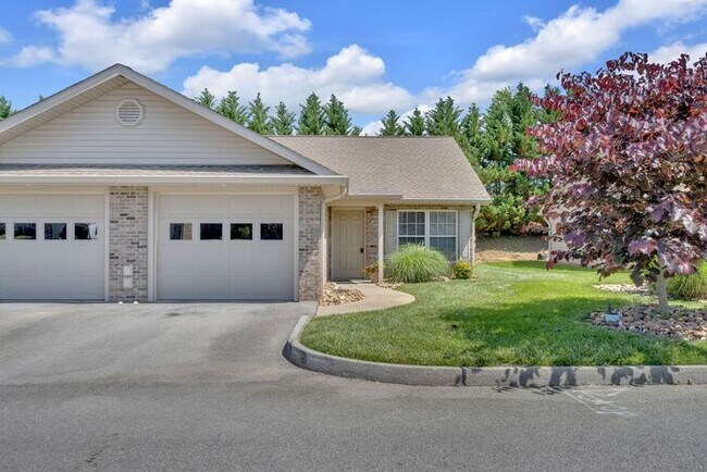 Foto del edificio - Suncrest Village 2BR/1 Bath One Level with Attached Garage