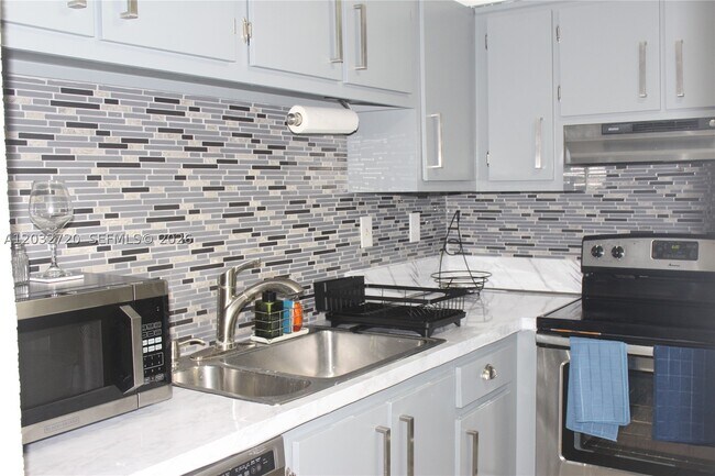 Building Photo - 3500 Gateway Dr