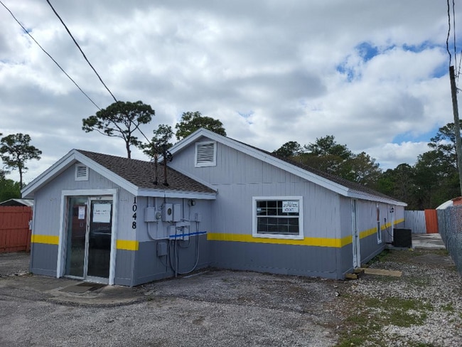 Building Photo - 1048 N US Hwy 17 92