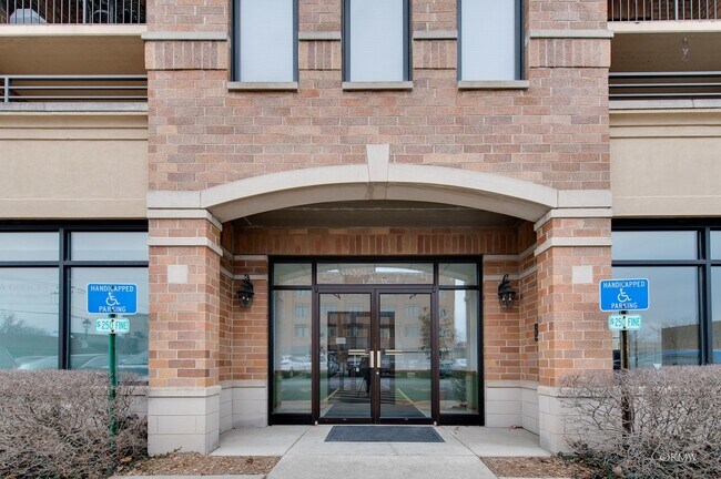 Building Photo - 123 W St Charles Rd