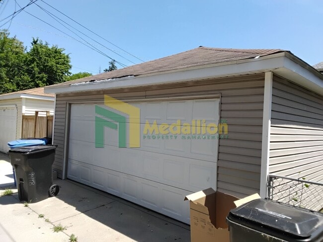 Building Photo - 9418 S Ada St