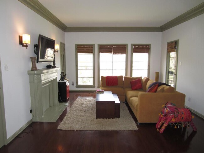 Living Room - 5352 Edgewood Pl