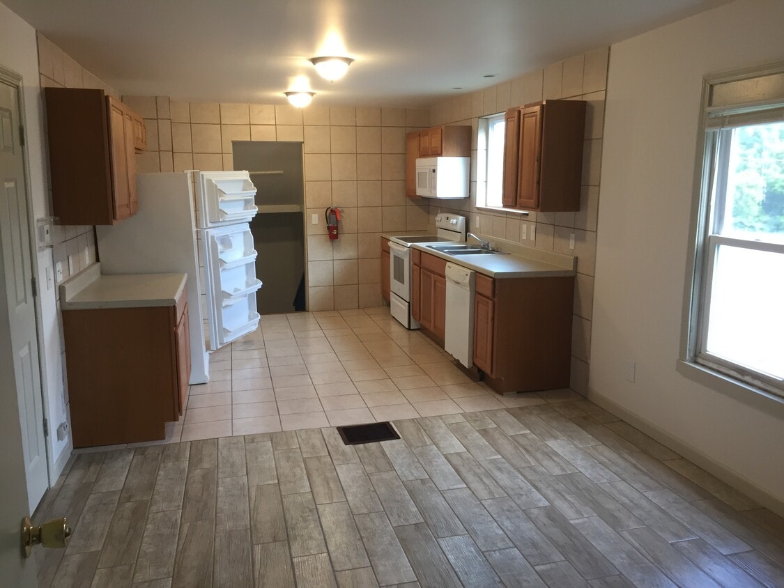 Primary Photo - 102 Riverside Dr