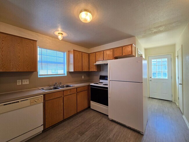 Foto del edificio - AVAILABLE NOW!